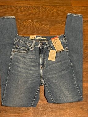 NWT Levi’s 720 Super High Rise Skinny Jeans Size 28x32